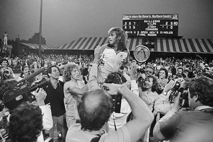 Un festejo histórico de Guillermo Vilas, tras ganar el US Open de 1977.