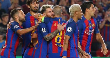 Un festejo repetido en Barcelona: Neymar y Suárez ya saludaron a Messi, que se abraza con Iniesta; atrás están Alba y Andre Gomes