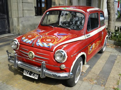 Un Fiat 600 fileteado como los colectivos de antaño para una campaña publicitaria.