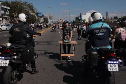 Un fiel se niega a mover la imagen de la Virgen peregrina de la calzada para dejar pasar a los autos