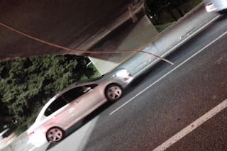 Se desprendió un fierro de un puente y provocó daños en varios autos