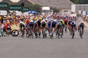 Un codazo temerario, múltiples caídas, dos fracturados y un ganador por media rueda en el Tour de Francia