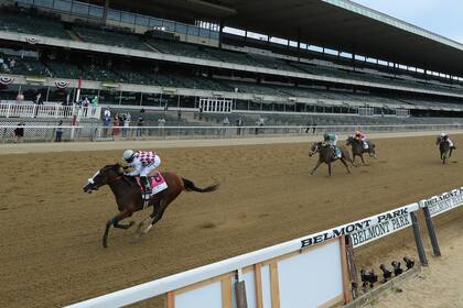 Un final histórico: Tiz the Law se adjudicó el primer Belmont Stakes sin espectadores; sólo empleados, profesionales y prensa pudieron estar en el hipódromo de Long Island.