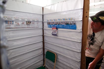 Un fiscal observa las boletas en una escuela de Ciudad Autónoma de Buenos Aires