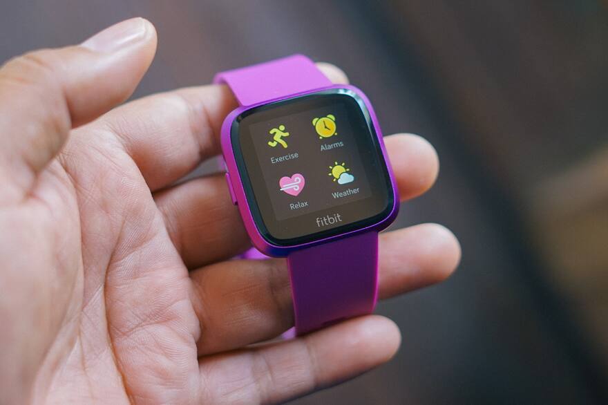 Fitbit Versa, el reloj inteligente más pequeño y barato que el Apple Watch