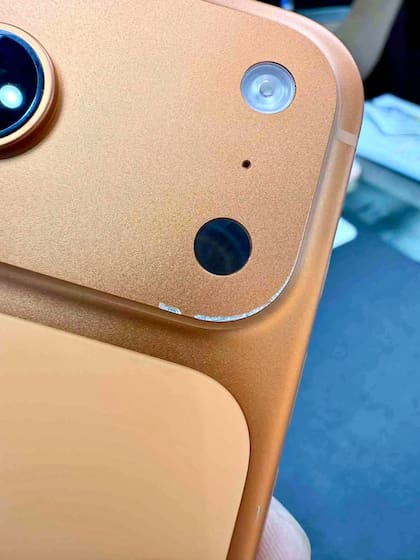 Un flamante iPhone 17 Pro ya muestra la falta de pintura en el borde del bloque de cámaras