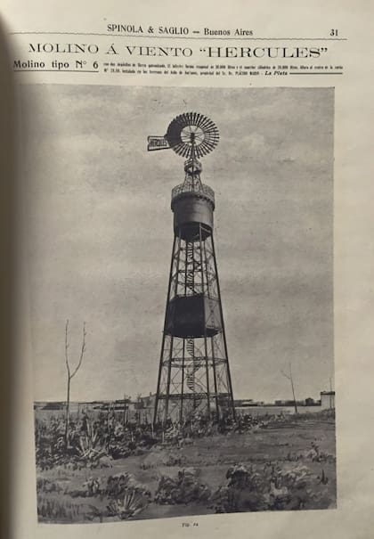 Un folleto histórico de J. A. Saglio: “Con dos depósitos de fierro galvanizado, el inferior en forma hexagonal de 30.000 litros y el superior cilíndrico de 20.000 litros. Altura al centro de la rueda 28.50 metros. Instalado en los terrenos del Asilo de Ancianos. Propiedad del Sr. Dr. Plácido Marin“