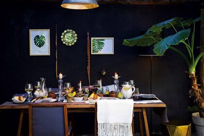 Un fondo oscuro para un encuentro luminoso en buena compañía. La elegancia del negro, los grises y el brillo de los espejos, las velas y la vajilla se suaviza con belleza flexible de las plantas.