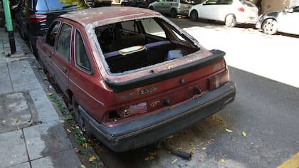 Un Ford Sierra en total estado de abandono, en Humboldt al 2400.