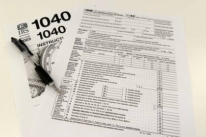 Un formulario de impuestos 1040-2023 del Servicio de Impuestos Internos de Estados Unidos y sus instrucciones pueden verse en esta fotografía del 26 de enero de 2024, en Nueva York. (Foto AP/Peter Morgan, archivo)