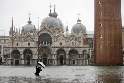 Un fotógrafo en la plaza inundada de San Marcos, en Venecia, Italia, el 12 de noviembre de 2019