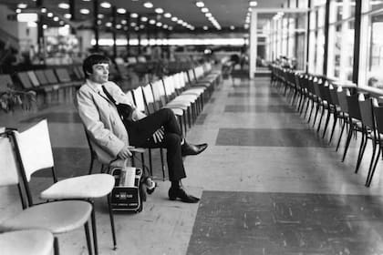 "Un fotógrafo logró documentar la escena con una imagen que muchos podrían catalogar como la más triste de la historia del rock, donde se lo ve a Nicol en la terminal aeroportuaria sin nadie alrededor"