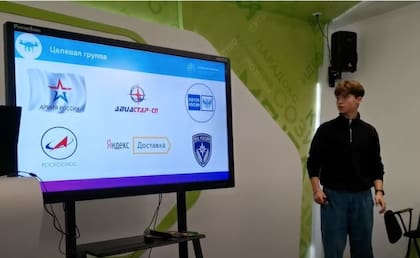 Un fotograma de un vídeo publicado por uno de los proyectos de desarrollo de competencias de drones publicado en YouTube. Un joven expone su proyecto