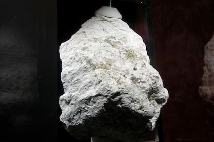 Un fragmento de roca lunar denominada Anortosita transportada a la Tierra por el Apolo 16
