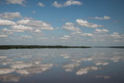 Un fragmento del paisaje entrerriano, con extensos cielos abiertos y espejos de agua que invitan al descanso y también a la investigación científica.