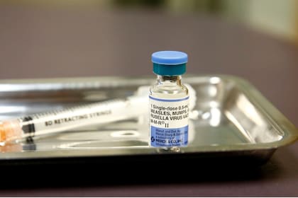 Un frasco de la vacuna contra el sarampión, las paperas y la rubéola