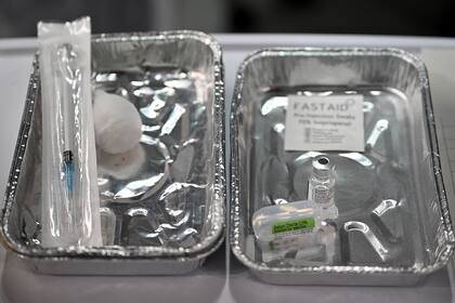 Un frasco de vacuna y una jeringa nueva se encuentran entre los equipos que se ven en las bandejas del Hospital Louisa Jordan en Glasgow el 8 de diciembre de 2020, cuando comienzan a administrar la vacuna Pfizer-BioNTech en el programa de vacunación más grande del Reino Unido