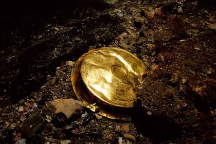 Un frasco o vial de oro hallado en Thonis-Heracleion; era un objeto utilizado en el mundo helenístico para servir y beber diversos líquidos