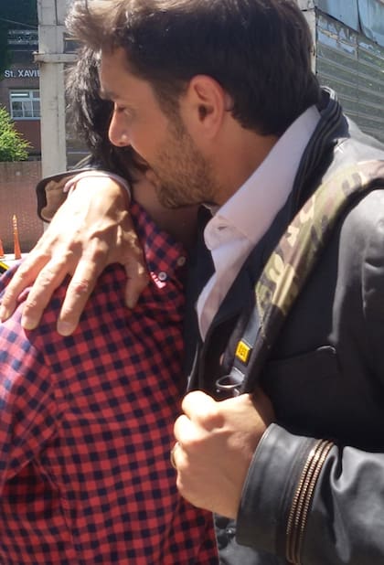 Un fraterno abrazo entre los ex de Silvina, a la salida del estudio