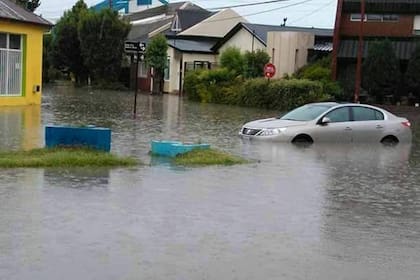 Gran cantidad de autos quedaron varados en medio de la callle