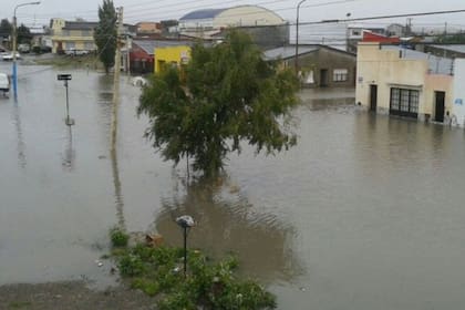 Al menos veinte calles fueron cortadas en Río Gallegos y varias familias fueron evacuadas por intensas lluvias que produjeron una inundación desde el martes