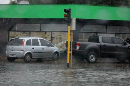 Varios conductores subieron sus autos a las veredas para evitar quedar varados en medio de la calle