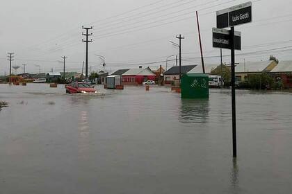 El agua sobrepasó las veredas y entró en las casas