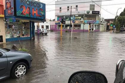 En la ciudad el agua sobrepasó las veredas y entró en los negocios y las casas