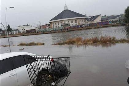 Un fuerte temporal de agua y lluvia castigó a Río Gallegos; calles inundadas y varios evacuados
