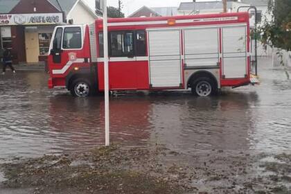 Los bomberos recorren las zonas afectadas y ayudan a los vecinos para la evacuación