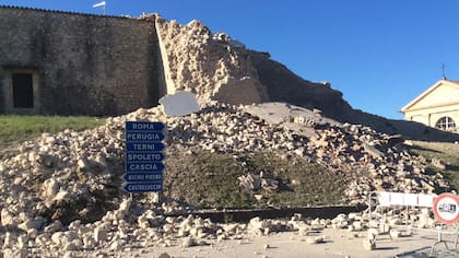 Un fuerte terremoto en el centro de Italia provocó destrozos y dejó heridos