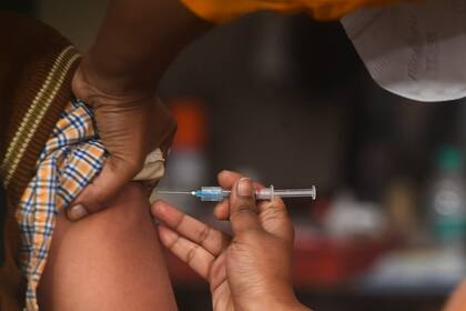 Un funcionario de salud se prepara para administrar una vacuna durante un simulacro de entrega de la vacuna contra el coronavirus en un centro de salud primario en Calcuta, la India, el 2 de enero de 2021