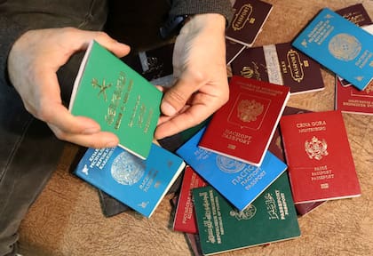 Un funcionario kurdo muestra los pasaportes de combatientes extranjeros capturados de Estado Islámico