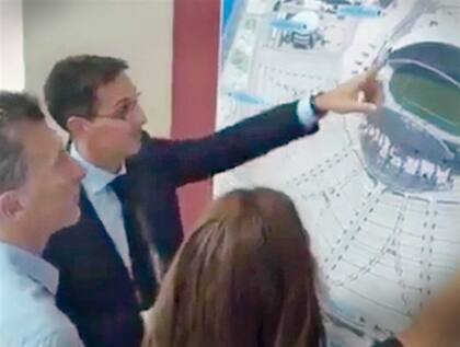 Un funcionario le muestra ayer a Macri la imagen de un estadio para el Mundial de Fútbol