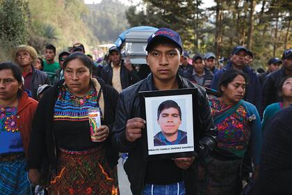 Un funeral en Guatemala para uno de los 19 migrantes asesinados y quemados en enero en el estado mexicano de Tamaulipas, viejo campo de batalla de los carteles que se disputan la zona
