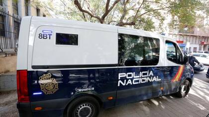 Un furgón policial lleva a un centro de menores al menor 15 años que mató a su familia en Elche