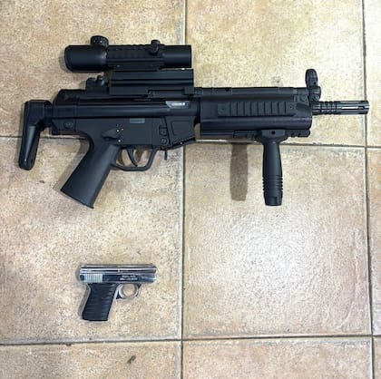 Un fusil y una pistola