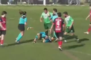 La jueza golpeada por un futbolista volvió a dirigir un partido, pero el agresor ya fue liberado