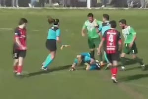 Una mujer árbitro fue brutalmente golpeada por un futbolista luego de una infracción