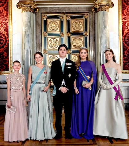 Un futuro rey y cuatro futuras reinas. Así posaron la princesa Estelle de Suecia y la princesa Ingrid Alexandra de Noruega junto al cumpleañero, la princesa Amalia de los Países Bajos y la princesa Elisabeth de Bélgica, duquesa de Brabante. Ausentes con aviso, William y Kate, los príncipes de Gales, también Leonor, princesa de Asturias de España, el príncipe Husseim de Jordania y el príncipe Akishino de Japón