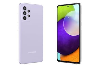 Un Galaxy A52 de Samsung, un teléfono de gama media que fue renovado en 2021 con una versión 5G