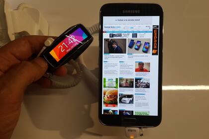 Un Galaxy S5 junto a una pulsera Gear Fit