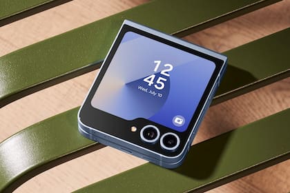 Un Galaxy Z Flip6 de Samsung, casi idéntico al modelo anterior