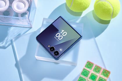 Un Galaxy Z Flip7; además de la pantalla externa, Samsung lo hizo un poco más delgado
