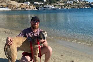 Antes de mudarse de país adoptó un galgo que cuidarían sus padres, pero un cambio de planes fue inevitable