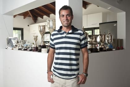 Un ganador: Trosch, con sus trofeos.jpg