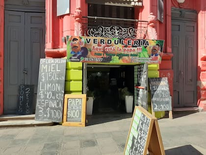 Un garage convertido en verdulería hasta que vuelva la actividad "normal".