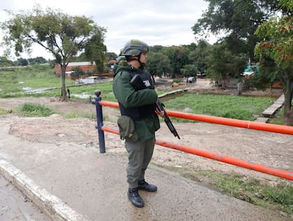 Un gendarme custodia el paso fronterizo en Clorinda