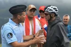 Abucheado, empujado y confundido con un espectador, Froome aparece rendido