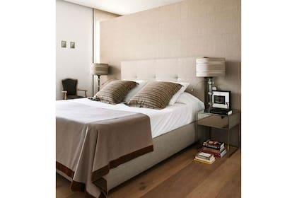 Un género en un marrón suave, casi beige, es el protagonista de este cuarto, donde cada elemento fue cuidadosamente seleccionado